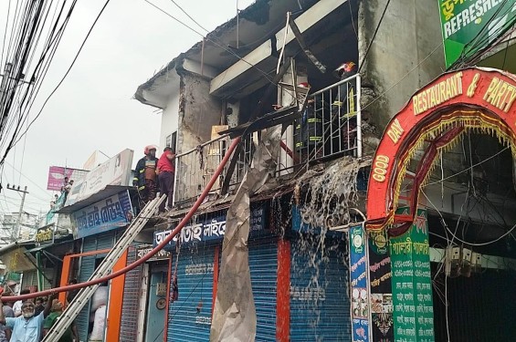 নাটোরে দোকানে ভয়াবহ আগুনে ১৫ লাখ টাকার ক্ষয়ক্ষতি