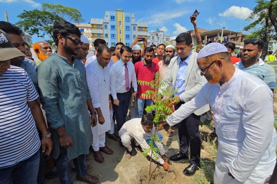 'গ্রিন এন্ড ক্লিন' কর্মসূচি নিয়ে রূপগঞ্জে নারায়ণগঞ্জ জেলা প্রশাসক ; ১০ হাজার বৃক্ষরোপন কাজের উদ্বোধন