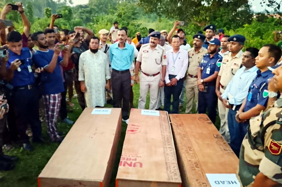 ত্রিপুরায় গণপিটুনিতে নিহত ৩ বাংলাদেশি: পতাকা বৈঠকের পর লাশ হস্তান্তর, এলাকায় শোকের মাতম