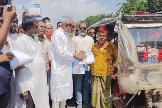 রাণীনগরে রাষ্ট্র কাঠামো মেরামতের ৩১ দফার লিফলেট বিতরণ