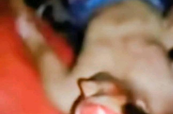 নোয়াখালীতে ডুবে যাওয়া বলগেট তুলতে শ্রমিকের হাত ছিঁড়ে পড়ল নদীতে