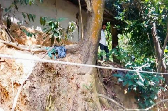 বাঁশখালীতে পাহাড় কাটার ভয়াবহতা: ধসের ঝুঁকিতে বসতবাড়ি