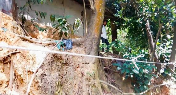 বাঁশখালীতে পাহাড় কাটার ভয়াবহতা: ধসের ঝুঁকিতে বসতবাড়ি