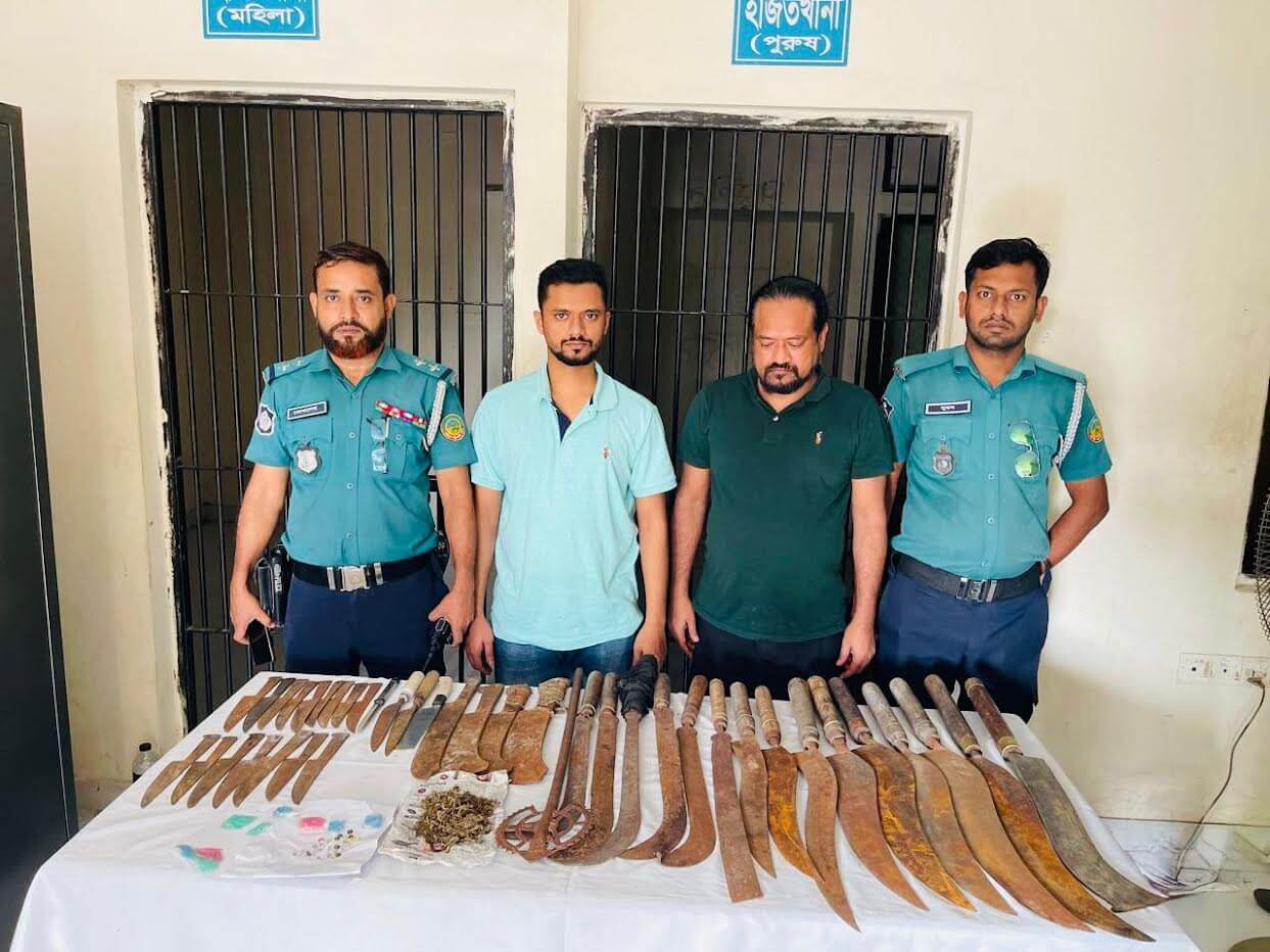 গাজীপুরে যৌথ বাহিনীর অভিযানে দেশীয় অস্ত্র ও গাঁজাসহ বিএনপি নেতার ভাই-ভাতিজা আটক