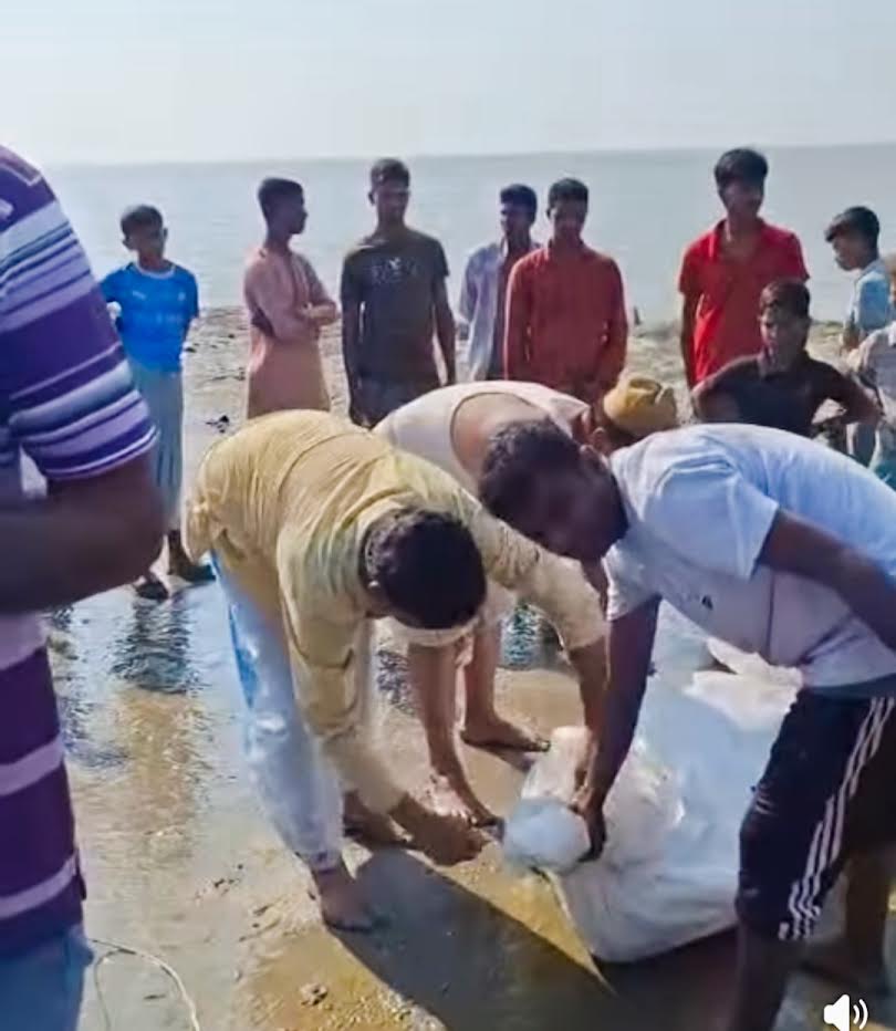 বাঁশখালীর সাগর চরে অজ্ঞাতনামা ব্যক্তির লাশ উদ্ধার