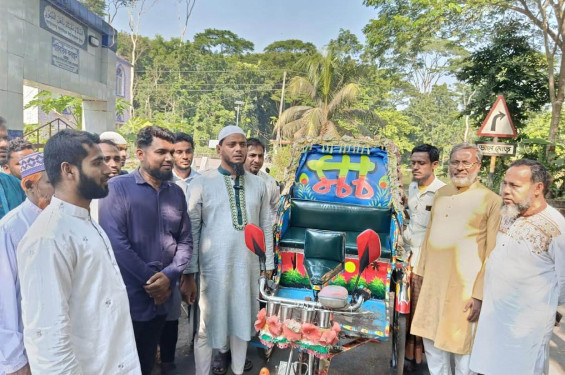 অসহায় রিকশাচালকের হাতে অটোরিকশা তুলে দিলেন ড. মাসুদ: “মানুষ এমপি নয়, সেবক বেছে নেবে”