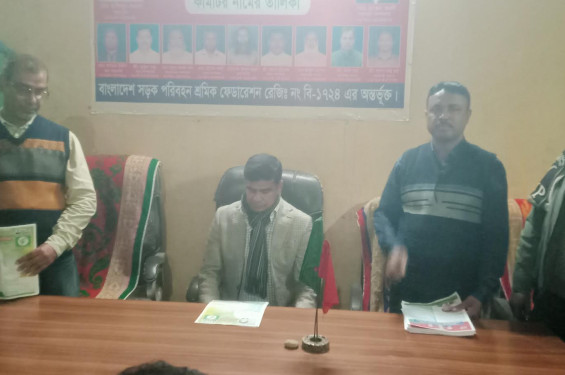 দেবীগঞ্জের কালীগঞ্জ বাজারে ভোটারদের সাথে কুশল বিনিময় করলেন আজাদ হোসেন আজাদ