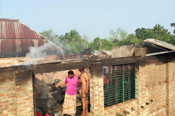 রাণীনগরে মৎস্যজীবীর বাড়ি আগুনে ভস্মীভূত, সাত লাখ টাকার ক্ষয়ক্ষতি