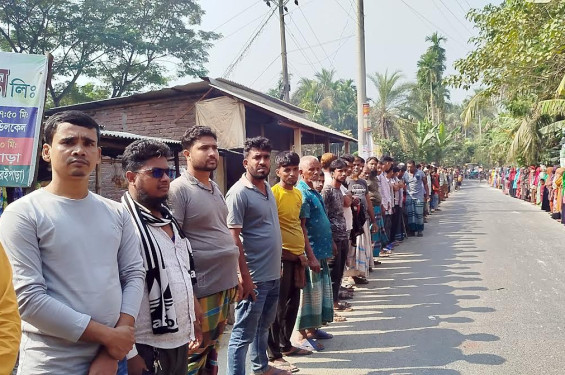 নড়াইলের কালিয়ায় ইউপি সদস্য ও বণিক সমিতির ২ নেতাকে ফাঁসানোর প্রতিবাদে মানববন্ধন বিক্ষোভ মিছিল