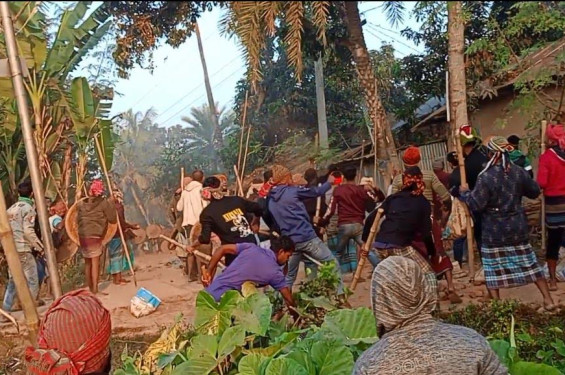 ঝিনাইদহে আধিপত্য বিস্তার নিয়ে  দু’পক্ষের সংঘর্ষে ১০ জন আহত, বাড়ীঘর ভাংচুর