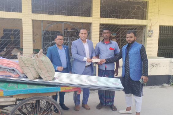 রাণীনগরে আগুনে বাড়ি পুড়ে যাওয়া পরিবারকে সহায়তা