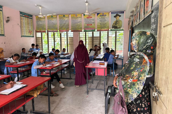 শিক্ষকরা কর্মবিরতিতে: বাউফলে বিদ্যালয়ের বার্ষিক পরীক্ষা নিচ্ছেন অভিভাবকরা!