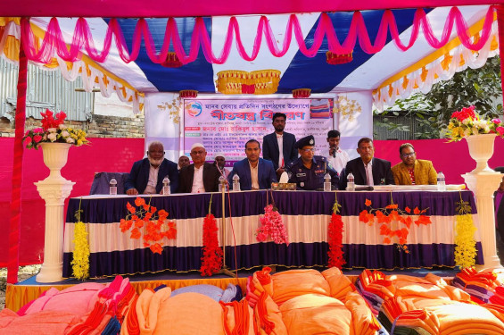 রাণীনগরে মানব সেবায় প্রতিদিন সংগঠনের উদ্যোগে শীতবস্ত্র বিতরণ