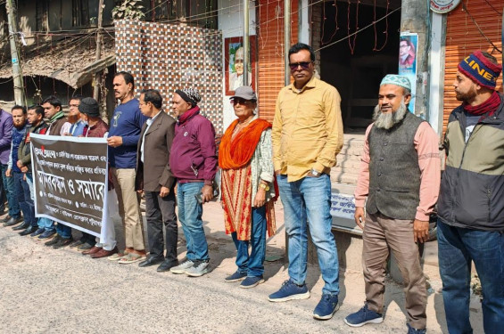 বাউফলে গণমাধ্যমের ওপর হামলার প্রতিবাদে মানববন্ধন