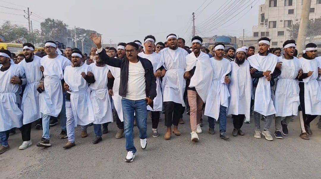 ঝিনাইদহে রাশেদ খানকে অবাঞ্ছিত ঘোষণা, কাফনের কাপড় পরে বিএনপির বিক্ষোভ
