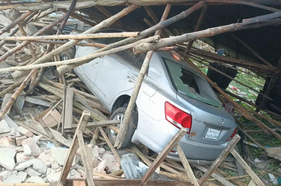 ঝিনাইদহে চায়ের দোকানে ঢুকে পড়ল প্রাইভেট কার, নিহত ১