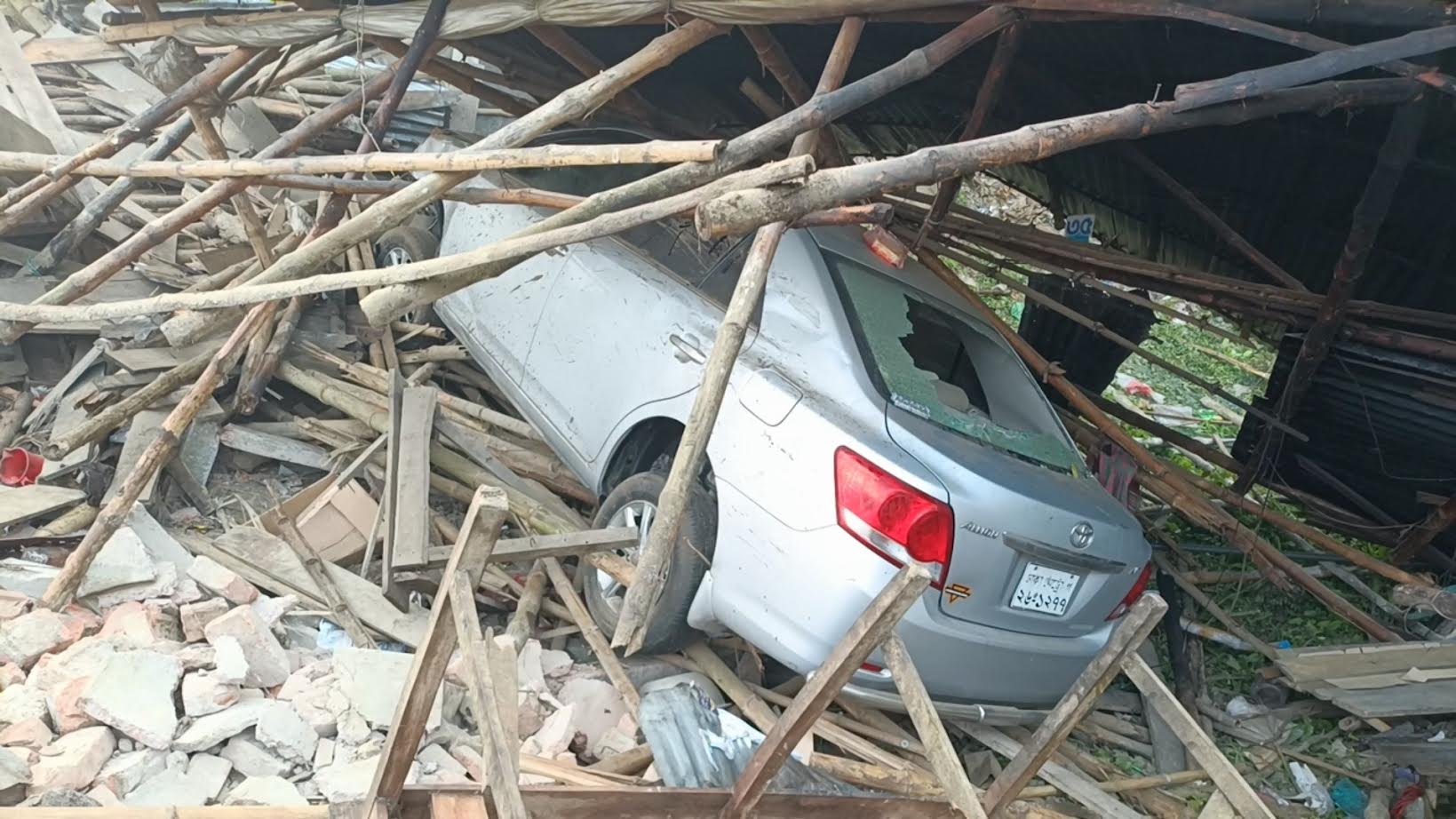 ঝিনাইদহে চায়ের দোকানে ঢুকে পড়ল প্রাইভেট কার, নিহত ১