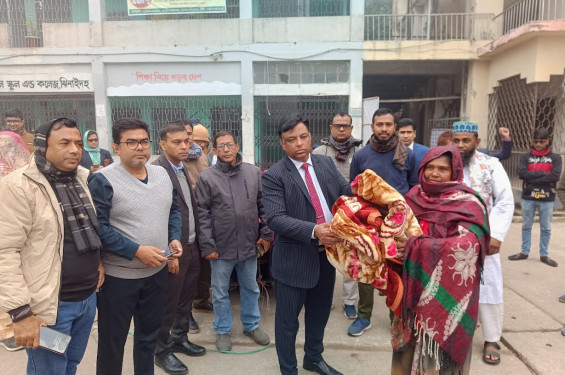 ঝিনাইদহে শীতার্তদের মধ্যে জেলা প্রশাসনের শীতবস্ত্র বিতরণ