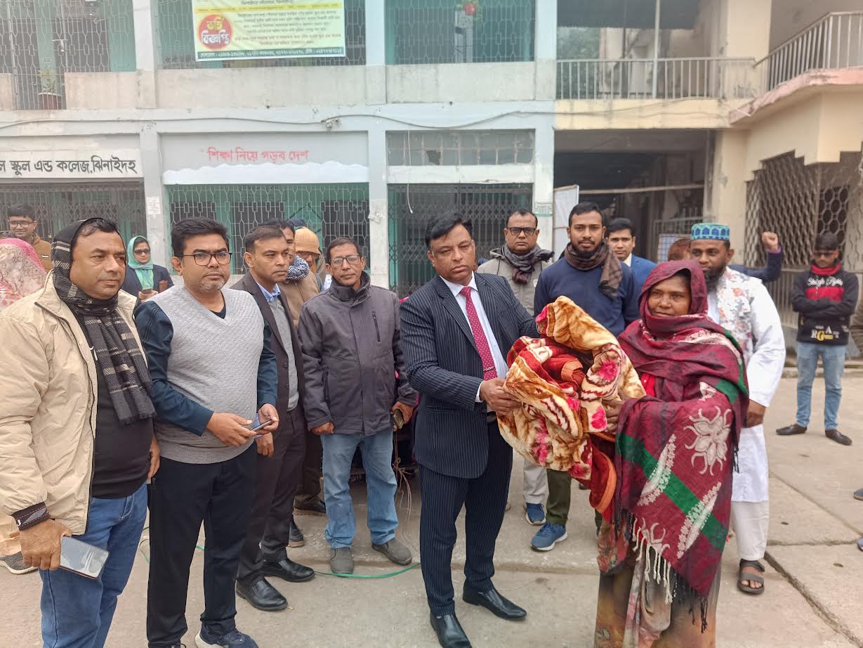 ঝিনাইদহে শীতার্তদের মধ্যে জেলা প্রশাসনের শীতবস্ত্র বিতরণ