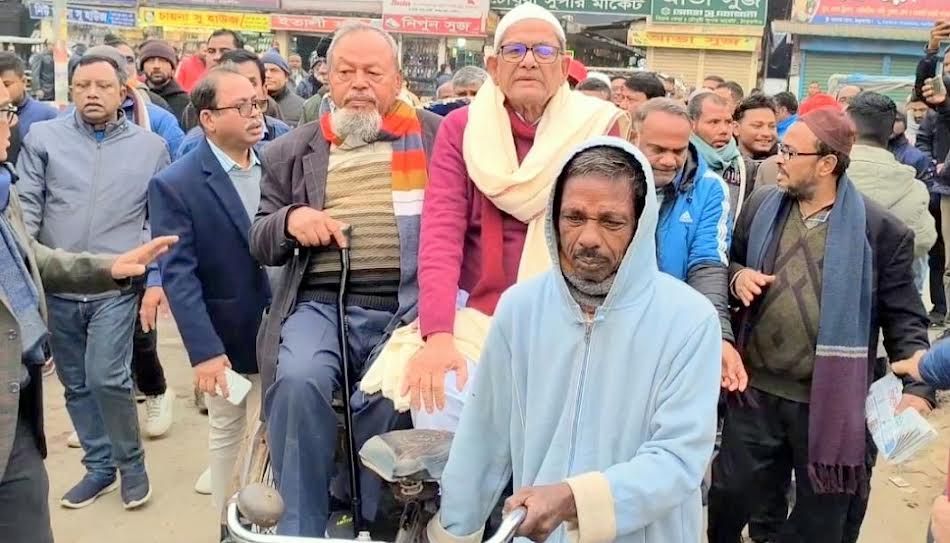 রিকশায় চড়ে মনোনয়ন জমা দিলেন মির্জা ফখরুল, চাইলেন শেষ সুযোগ