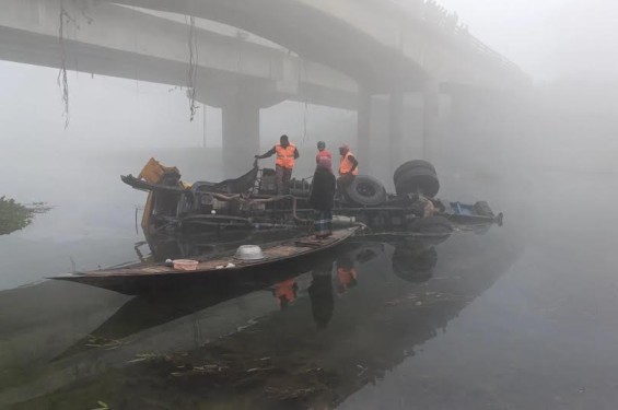 ঝিনাইদহে ব্রীজের রেলিং ভেঙে নদীতে ট্রাক, চালকসহ নিহত ২