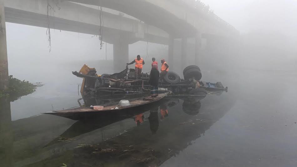 ঝিনাইদহে ব্রীজের রেলিং ভেঙে নদীতে ট্রাক, চালকসহ নিহত ২
