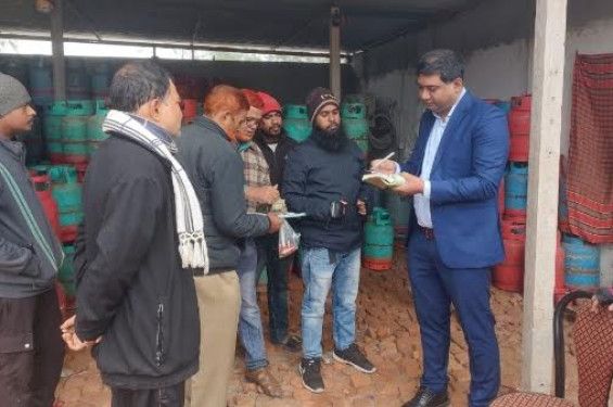 টাঙ্গাইলে বেশি দামে গ্যাস সিলিন্ডার বিক্রি: ৩ ব্যবসায়ীকে জরিমানা