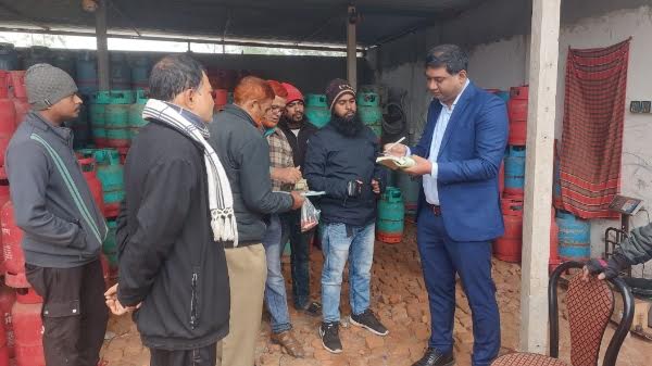 টাঙ্গাইলে বেশি দামে গ্যাস সিলিন্ডার বিক্রি: ৩ ব্যবসায়ীকে জরিমানা