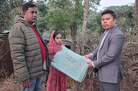সুবর্ণচরে শীতার্তদের মাঝে কম্বল বিতরণ করল উপজেলা প্রশাসন
