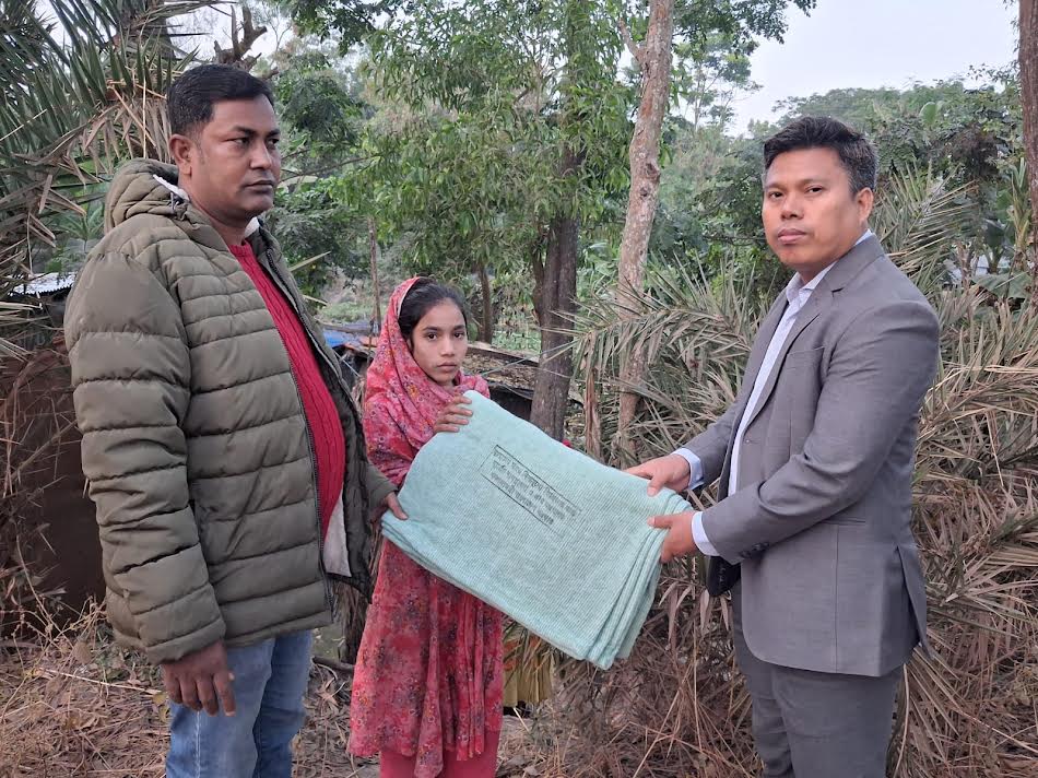 সুবর্ণচরে শীতার্তদের মাঝে কম্বল বিতরণ করল উপজেলা প্রশাসন
