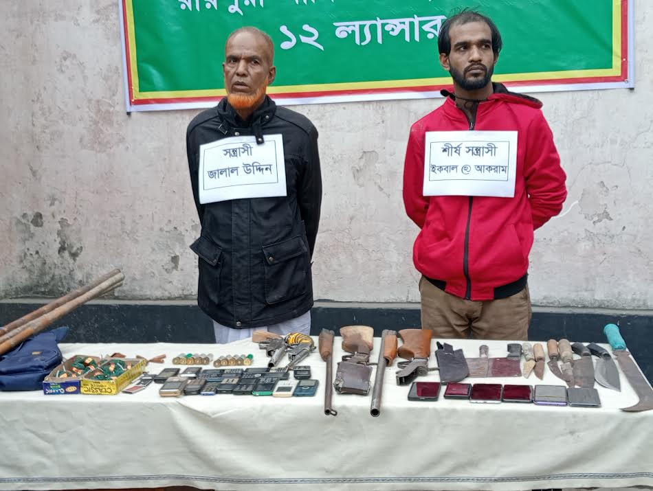 রায়পুরায় যৌথ বাহিনীর কম্বিং অপারেশন: অস্ত্রসহ দুই শীর্ষ সন্ত্রাসী আটক