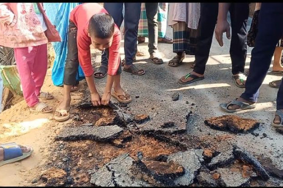 পানছড়িতে সড়ক নির্মাণে অনিয়ম: নিম্নমানের সামগ্রী ব্যবহারের অভিযোগে ক্ষুব্ধ এলাকাবাসী