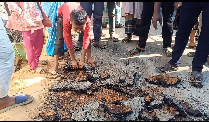 পানছড়িতে সড়ক নির্মাণে অনিয়ম: নিম্নমানের সামগ্রী ব্যবহারের অভিযোগে ক্ষুব্ধ এলাকাবাসী