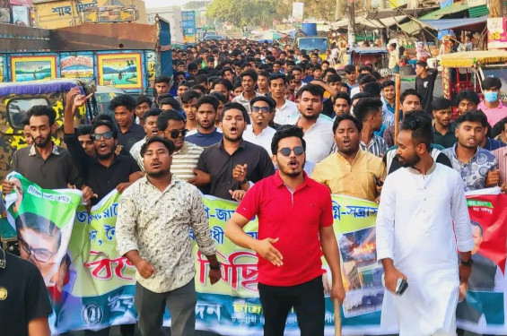 সাতকানিয়ায় বিএনপি জামাতের ডাকা অবরোধের প্রতিবাদে ছাত্রলীগের বিক্ষোভ মিছিল