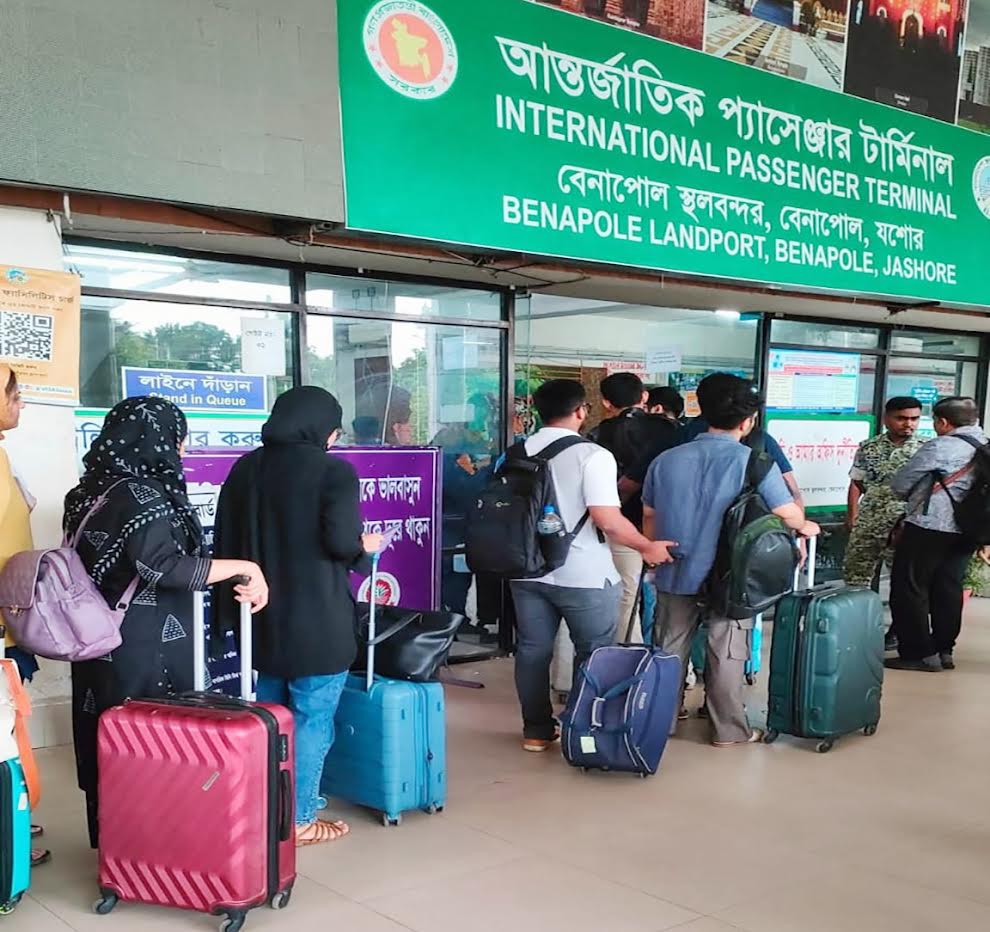 তিন দিনে বেনাপোলে ৩৮ কোটি টাকার রাজস্ব আদায়: তলানিতে আমদানি-রপ্তানি ও যাত্রী পারাপার