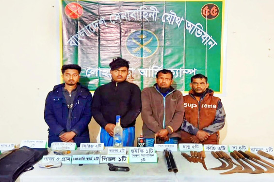 নড়াইলে সেনাবাহিনীর যৌথ অভিযানে অস্ত্র ও ৮০০ রাউন্ড গুলি উদ্ধার, গ্রেফতার ৪