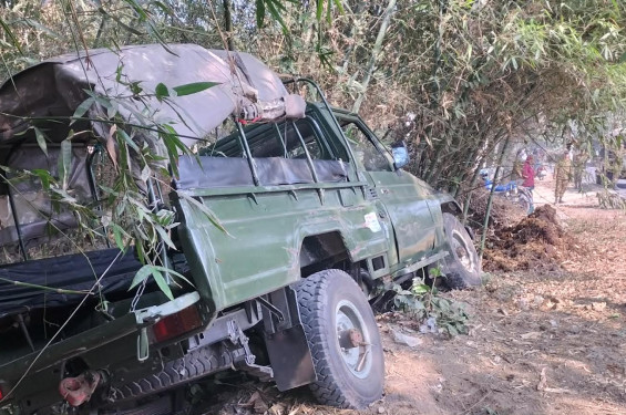 মহেশপুরে ট্রাকের ধাক্কায় সেনাবাহিনীর টহল গাড়ি খাদে, আহত ৪