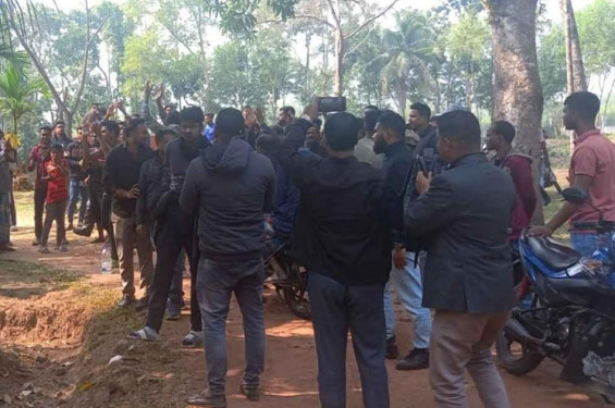 মনোনয়ন প্রত্যাহার ঠেকাতে মৌলভীবাজারে জামায়াত প্রার্থীর বাড়ি ঘেরাও