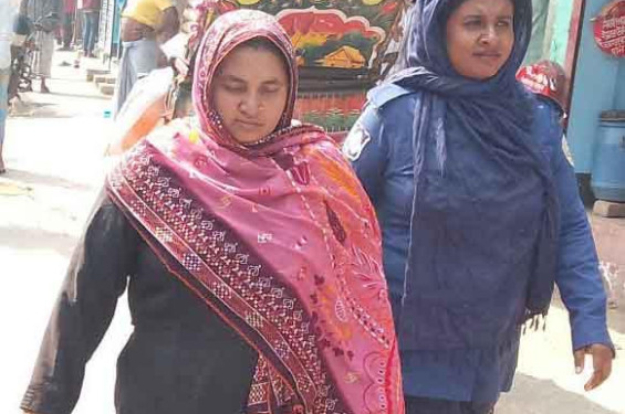 বামনায় যৌথবাহিনীর অভিযানে মাদকসহ নারী কারবারি আটক