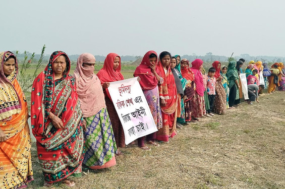 লোহাগড়ায় ফসলি জমি দখল করে মাটি ভরাটের অভিযোগ, কৃষকদের মানববন্ধন