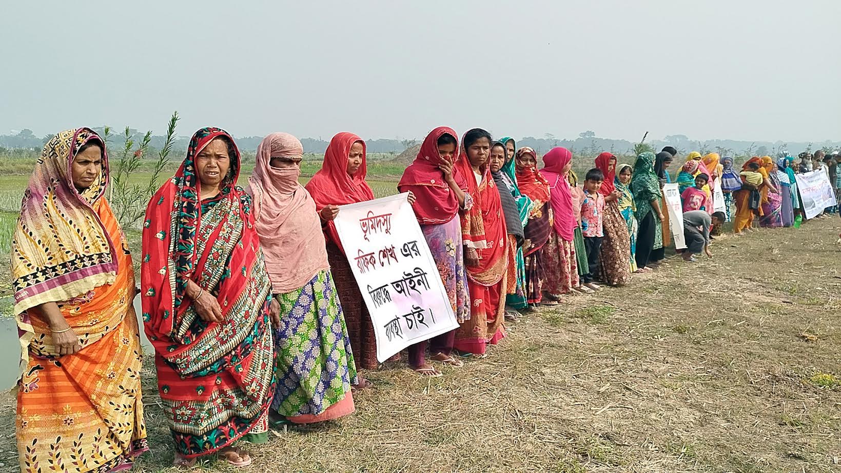 লোহাগড়ায় ফসলি জমি দখল করে মাটি ভরাটের অভিযোগ, কৃষকদের মানববন্ধন