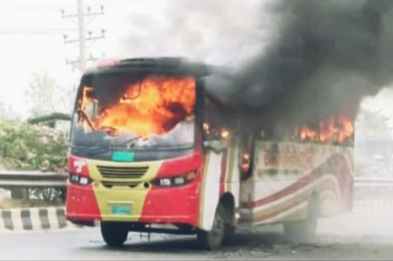 গাজীপুরে বেতন বাড়ানোর দাবিতে শ্রমিকদের বিক্ষোভ, ২ বাসে আগুন