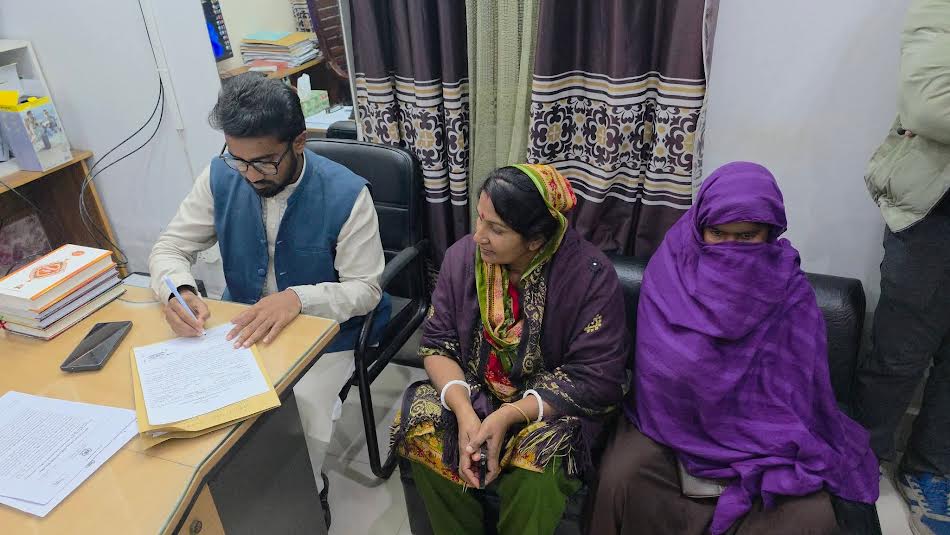 পোস্টার ছেঁড়ার দায়ে আটক তিন কিশোরকে মুক্ত করলেন রাশেদ খাঁন