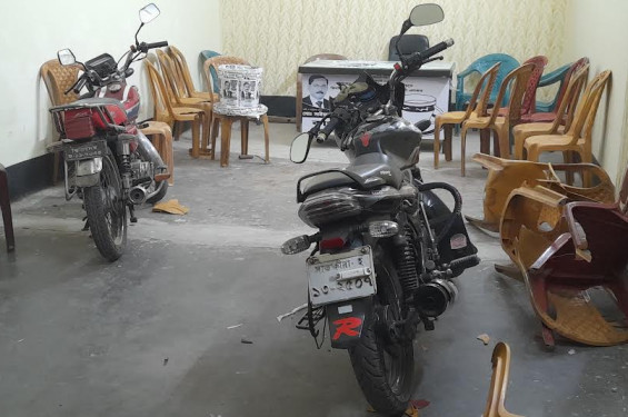 কালীগঞ্জে স্বতন্ত্র প্রার্থীর কার্যালয় ভাঙচুর ও ককটেল নিক্ষেপ