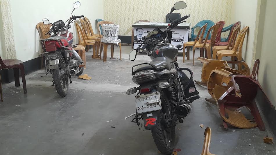 কালীগঞ্জে স্বতন্ত্র প্রার্থীর কার্যালয় ভাঙচুর ও ককটেল নিক্ষেপ