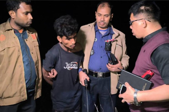 ফেনীতে গৃহবধূকে কোপ, বাধা দেওয়ায় বান্ধবীর হাত বিচ্ছিন্ন