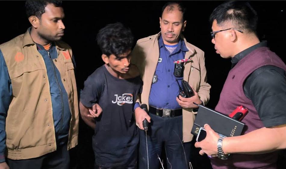 ফেনীতে গৃহবধূকে কোপ, বাধা দেওয়ায় বান্ধবীর হাত বিচ্ছিন্ন
