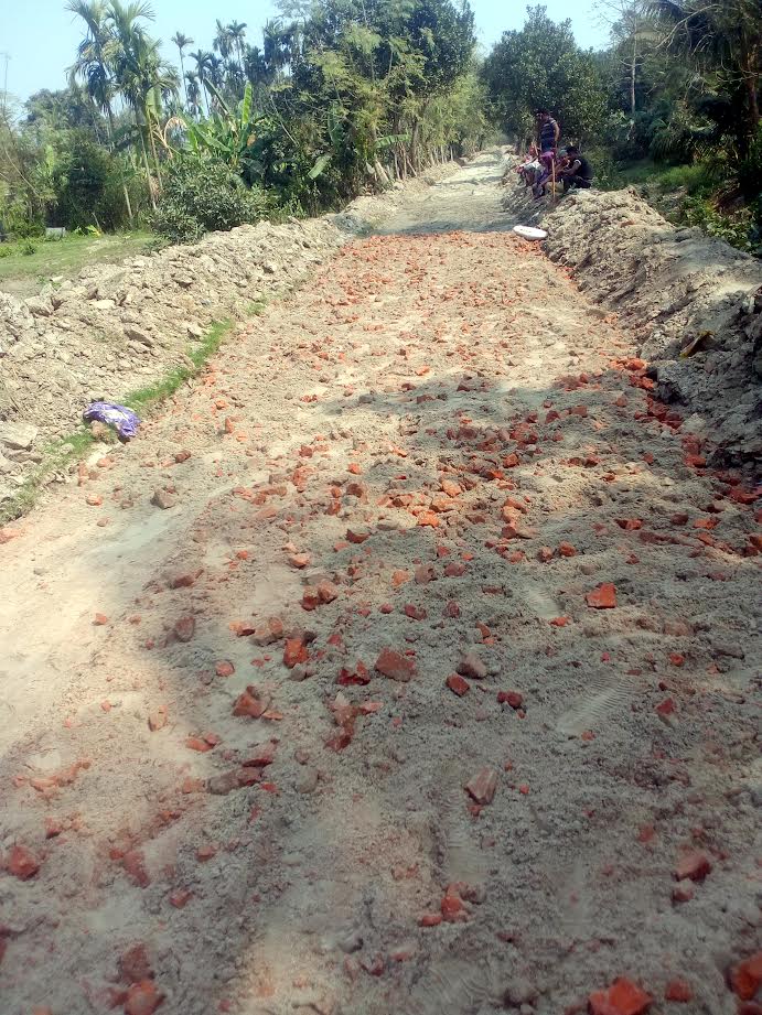 শৈলকুপায় সড়ক নির্মাণে অনিয়ম, বাধা দেওয়ায় মারধর