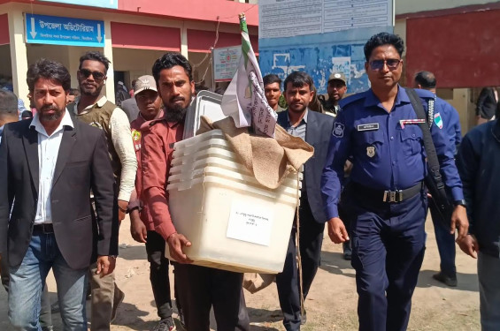ঝিনাইদহে কেন্দ্রে কেন্দ্রে পাঠানো হলো নির্বাচনী সরঞ্জাম