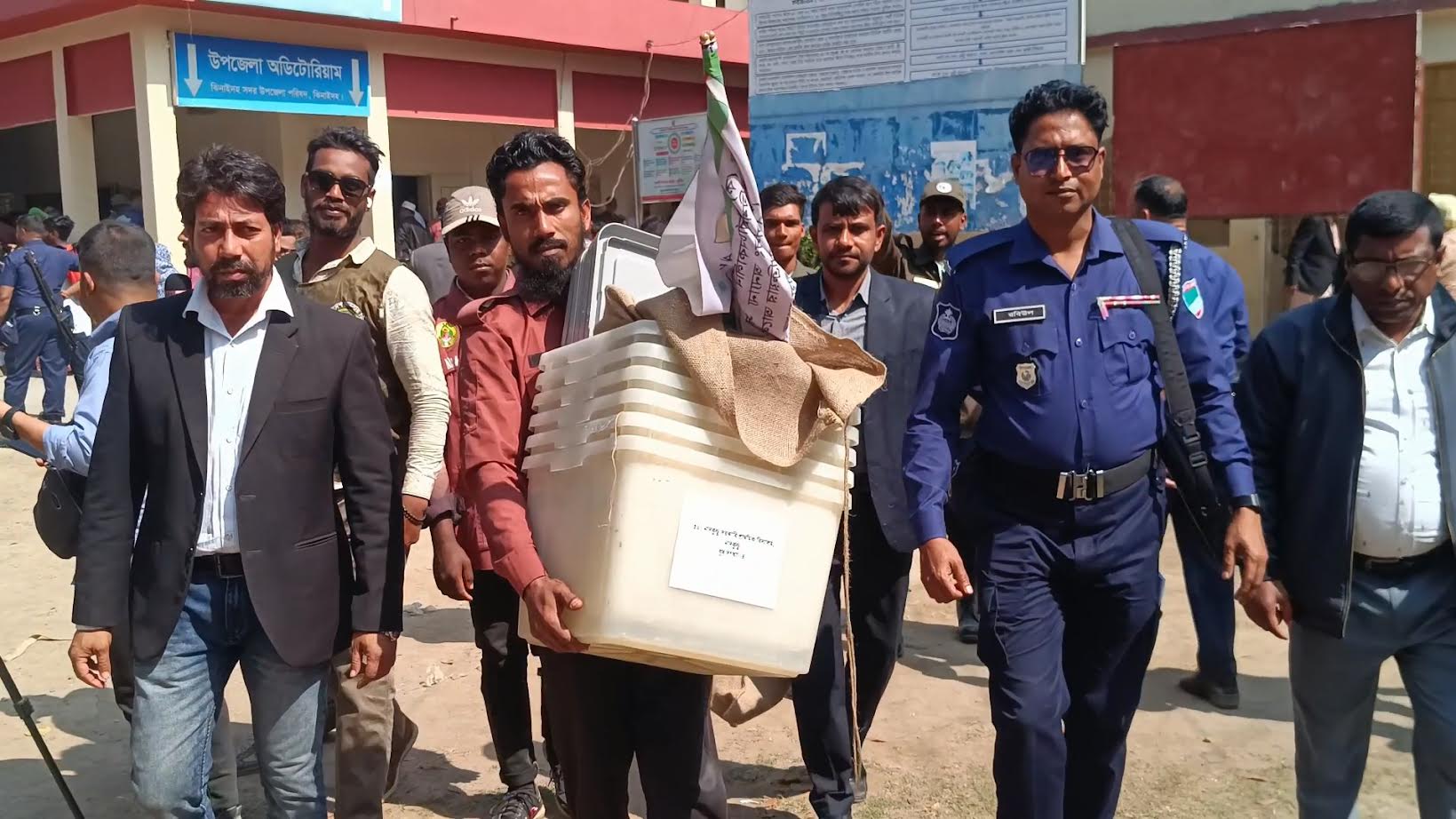 ঝিনাইদহে কেন্দ্রে কেন্দ্রে পাঠানো হলো নির্বাচনী সরঞ্জাম